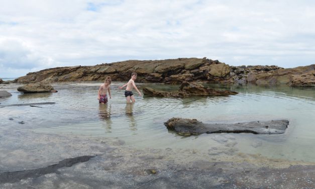 A beach walk to The Mermaid Pool – Conjola National Park (NSW)